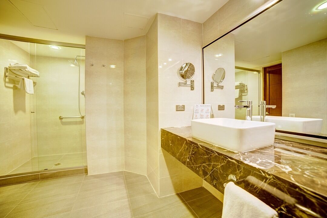 presidential room | bathroom | towels, soap, shampoo, toilet paper