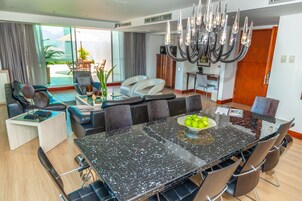 Presidential Room | Living area | 32-inch LED TV with satellite channels, TV