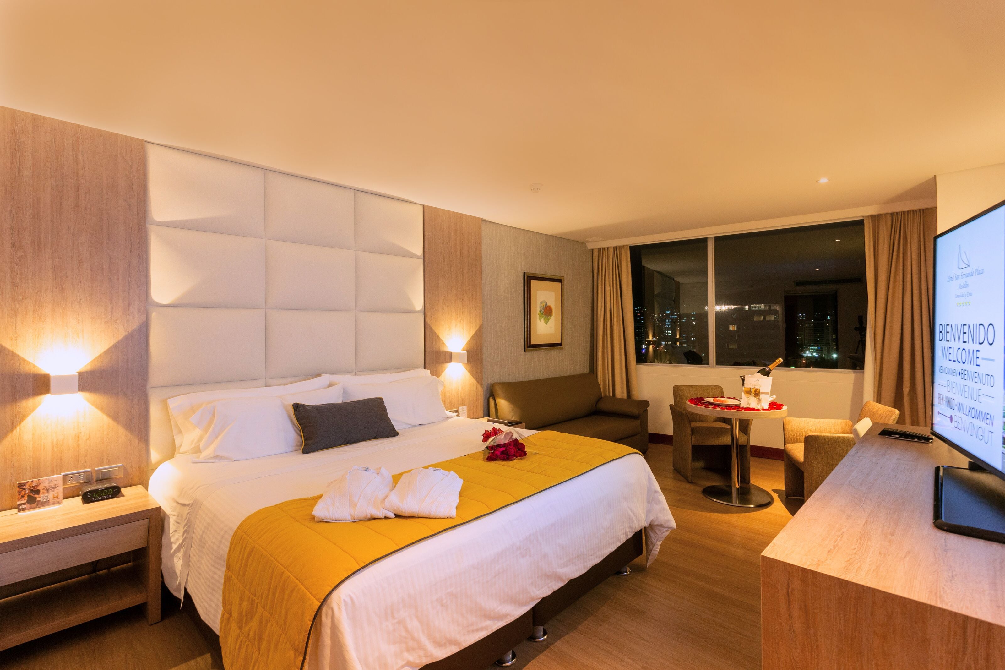 Minibar, coffres-forts dans les chambres, bureau