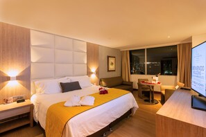 Minibar, coffres-forts dans les chambres, bureau