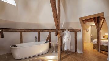 Junior-Suite | Badezimmer | Kostenlose Toilettenartikel, Haartrockner, Hausschuhe, Handtücher