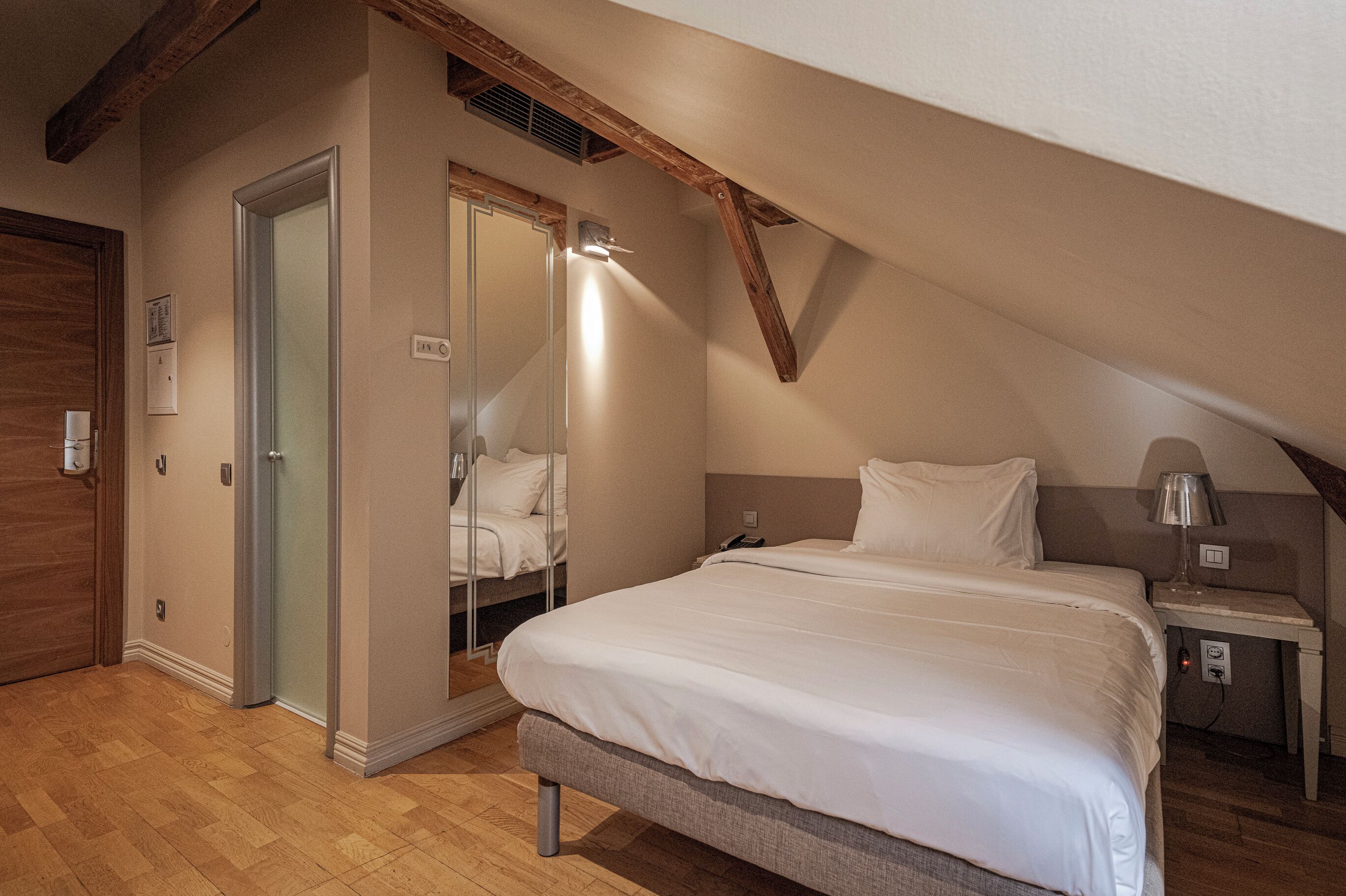 Standard Single Room | Premium bedding, in-room safe, desk, laptop workspace