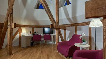 Suite Junior | Area soggiorno | TV a schermo piatto 32 pollici con canali satellitari