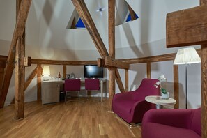 Junior Suite | Living area | 32-inch flat-screen TV with satellite channels - Opera Hotel (Riga)