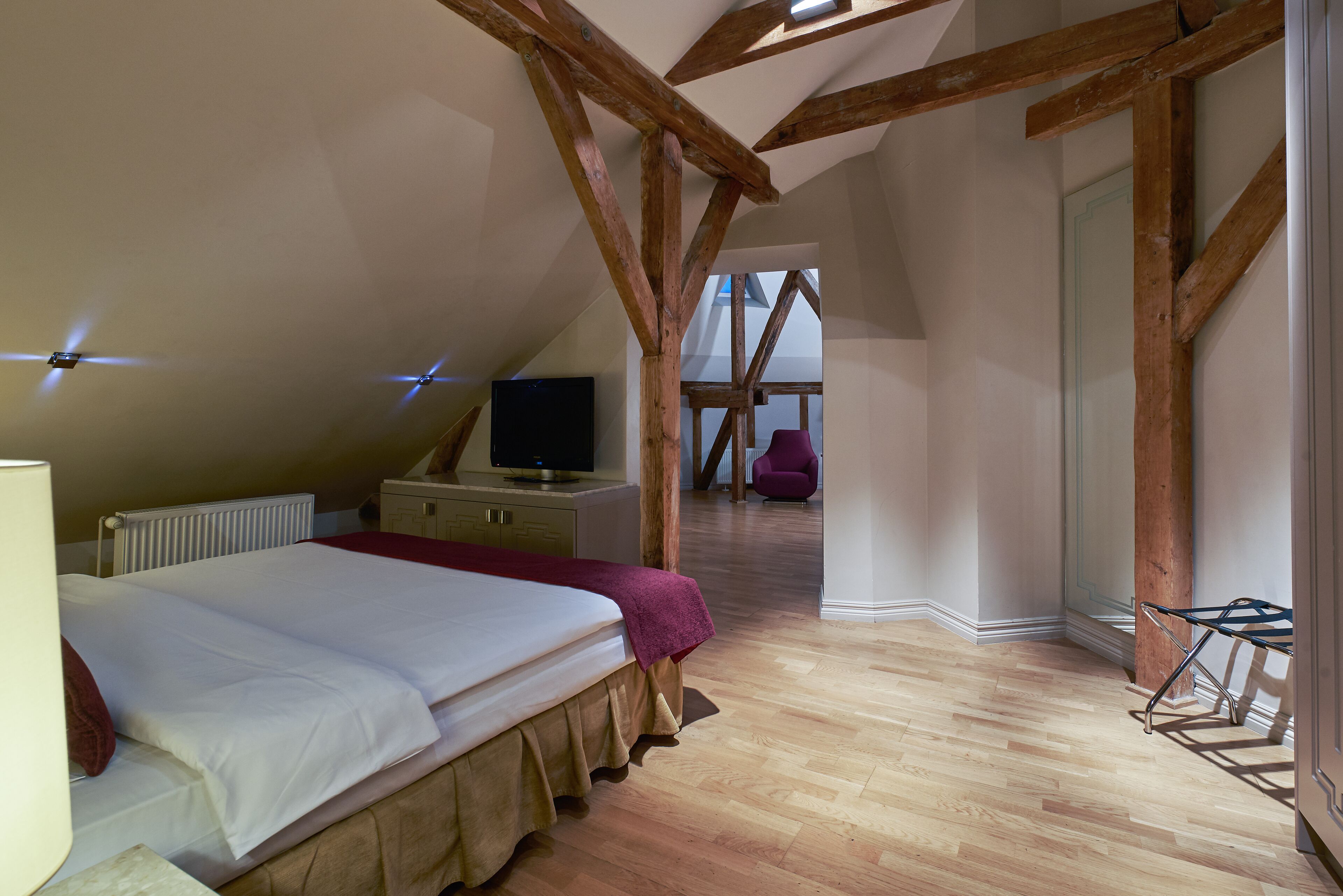 Suite júnior | Roba de llit d&#x27;alta qualitat, caixa forta a l&#x27;habitació i escriptori 