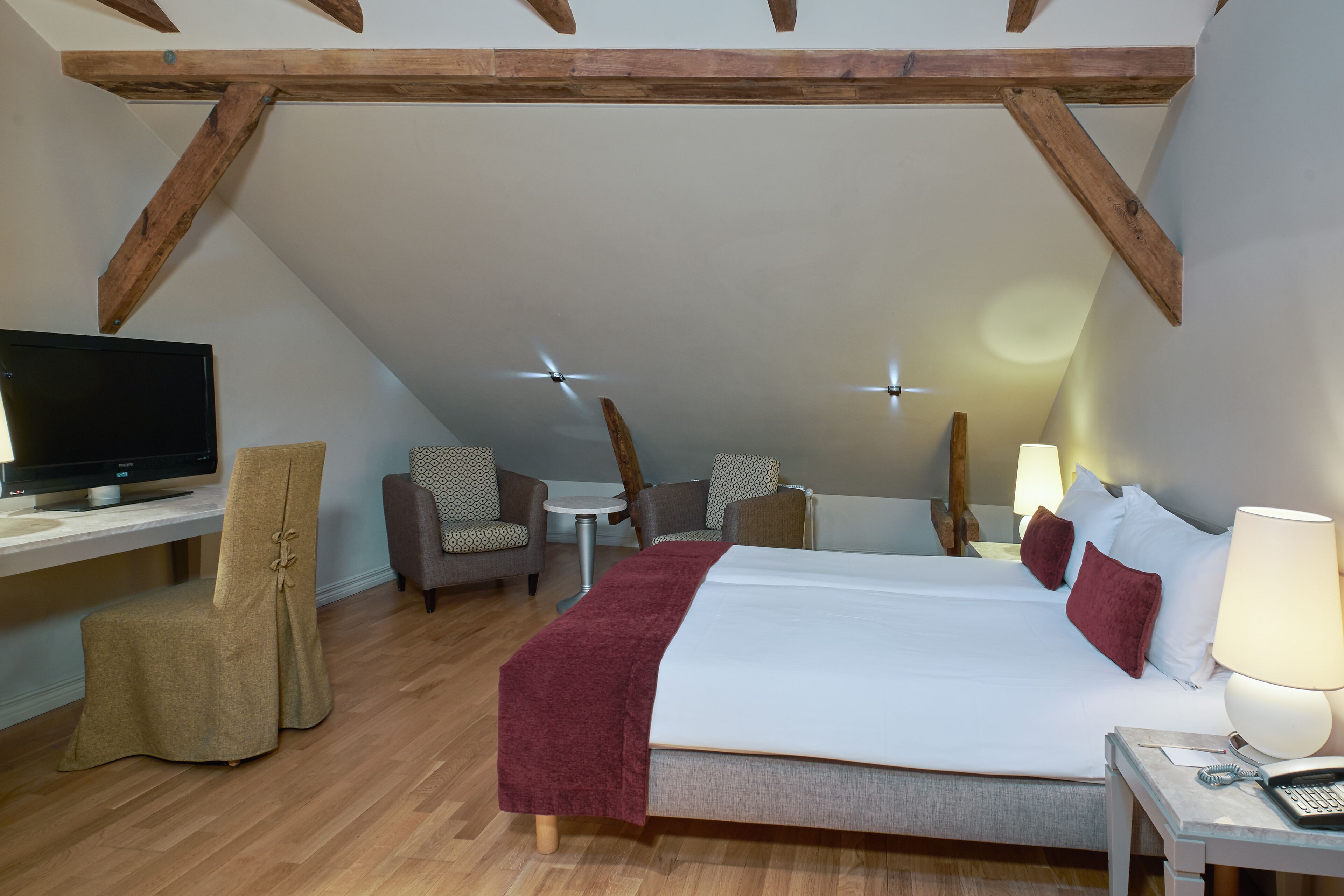 standard twin room | premium bedding, in-room safe, desk, laptop workspace