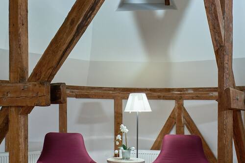 Junior Suite | Living area | 32-inch flat-screen TV with satellite channels