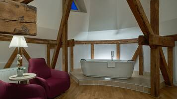 Junior suite | Woonruimte | Een 32-inch flatscreentelevisie met satellietzenders