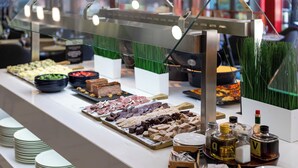 Un buffet proposant une variété de plats et d'accompagnements.