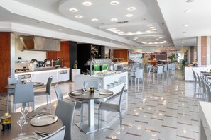 早餐，供應午餐和晚餐