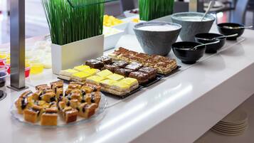 Café da manhã com buffet todos os dias (EUR 11 por pessoa)