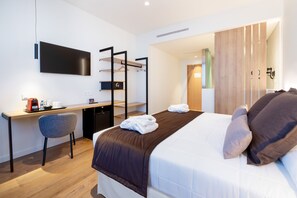 Zimmersafe, Schreibtisch, laptopgeeigneter Arbeitsplatz