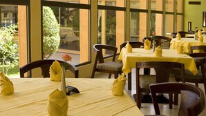 2 restaurants; breakfast, lunch, dinner, and brunch served - Azalai Hotel Independance (Ouagadougou)