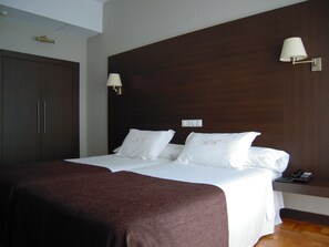 1 habitación, camas con efecto memoria y minibar