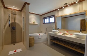 Habitación sénior doble | Baño | Bañera profunda y cabezal de ducha tipo lluvia