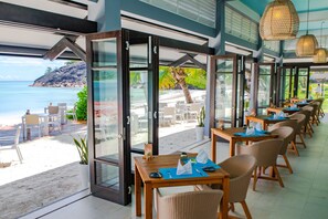 2 restaurants; breakfast, lunch, and dinner served