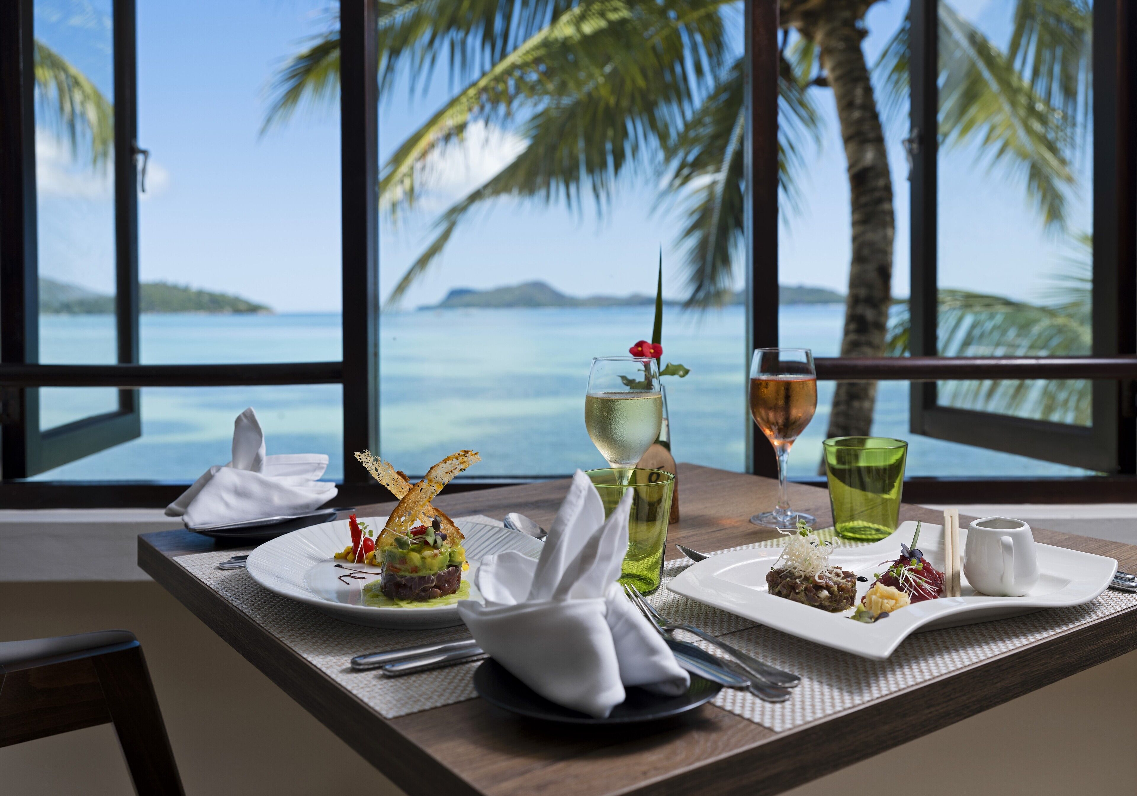 2 restaurants, breakfast, lunch, dinner served; seafood 