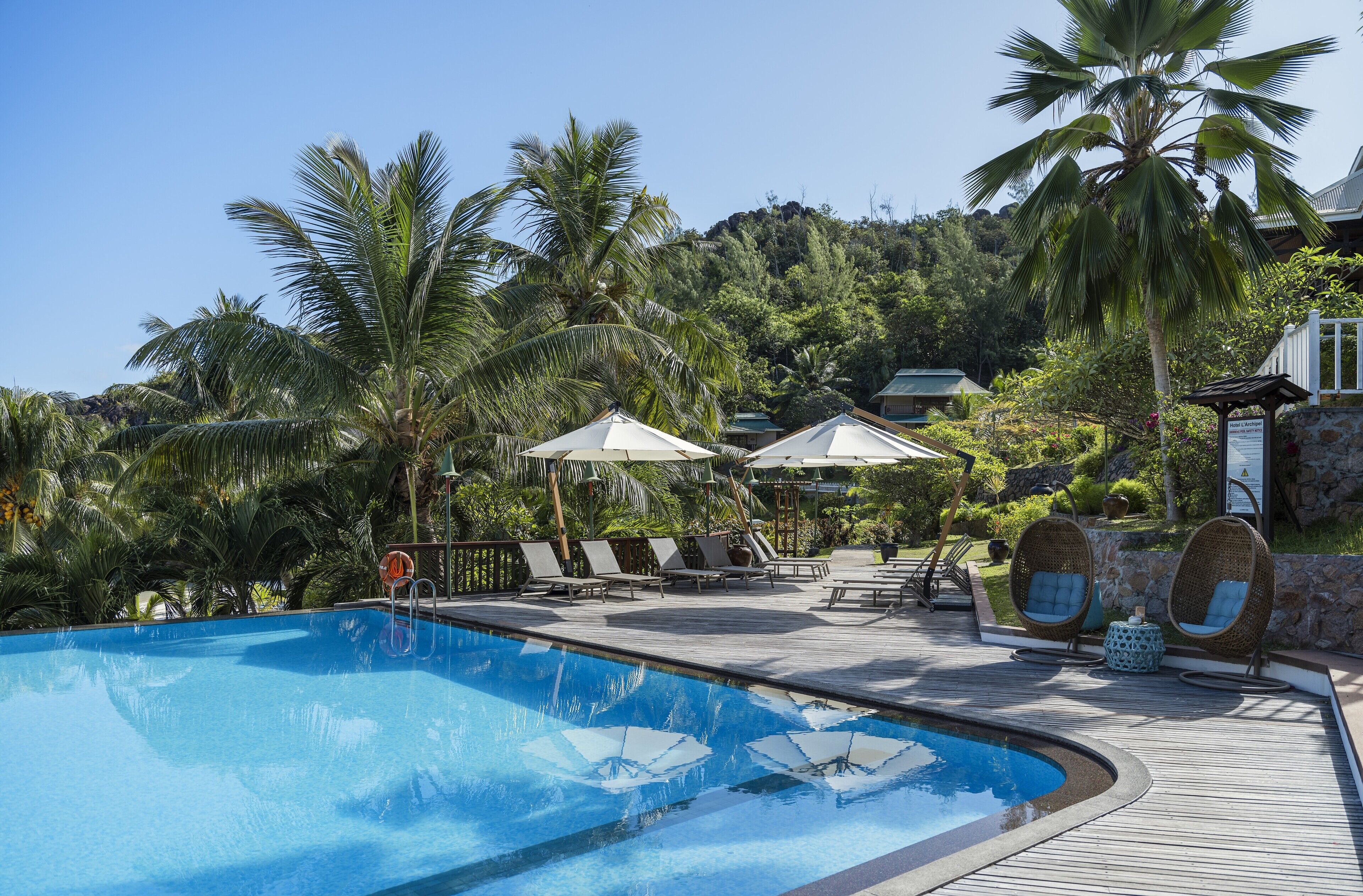 Hồ bơi ngoài trời, dù/ô trên bãi biển/hồ bơi, ghế dài tắm nắng 