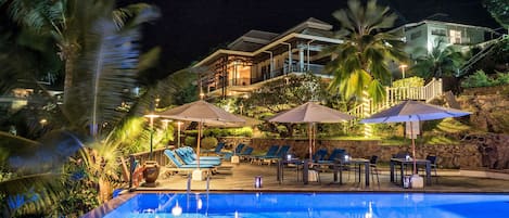 Piscine extérieure, parasols de plage, chaises longues