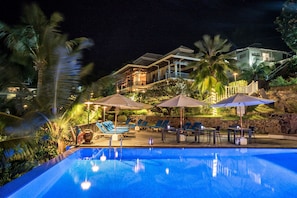 Piscine extérieure, parasols de plage, chaises longues