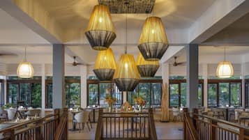 2 restaurants, breakfast, lunch, dinner served; seafood
