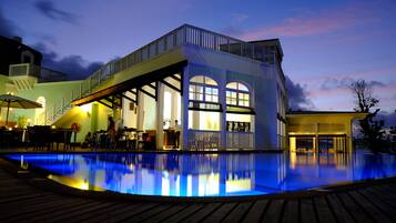 Outdoor pool, pool umbrellas, sun loungers