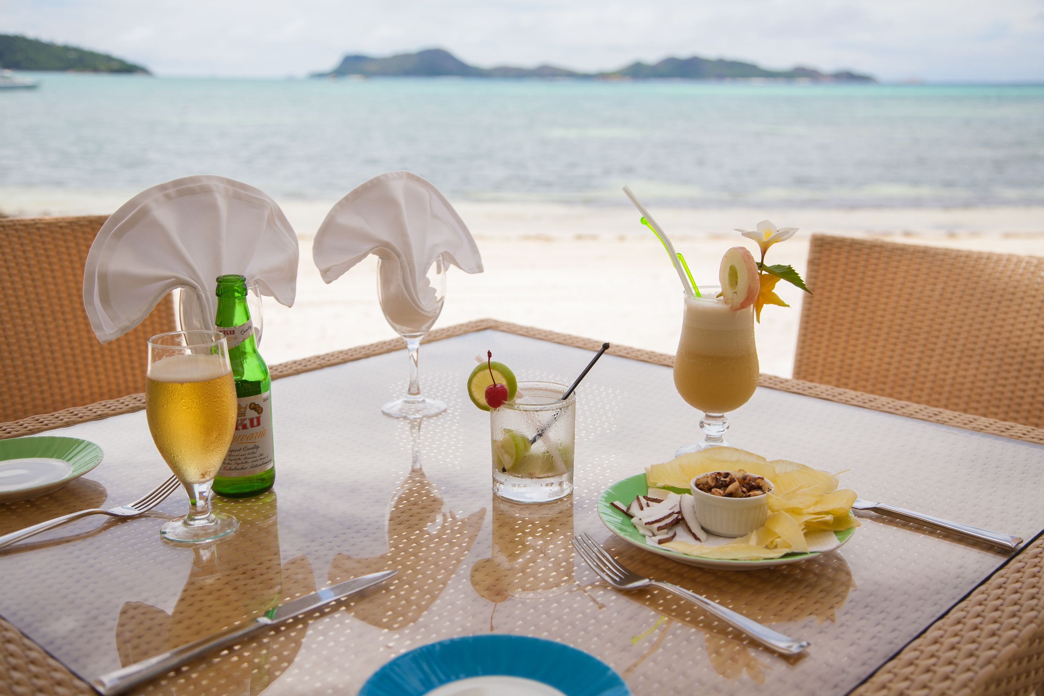 2 restaurants, breakfast, lunch, dinner served; seafood