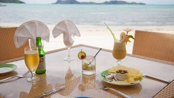 2 restaurants, breakfast, lunch, dinner served; seafood