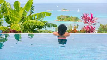 Hồ bơi ngoài trời