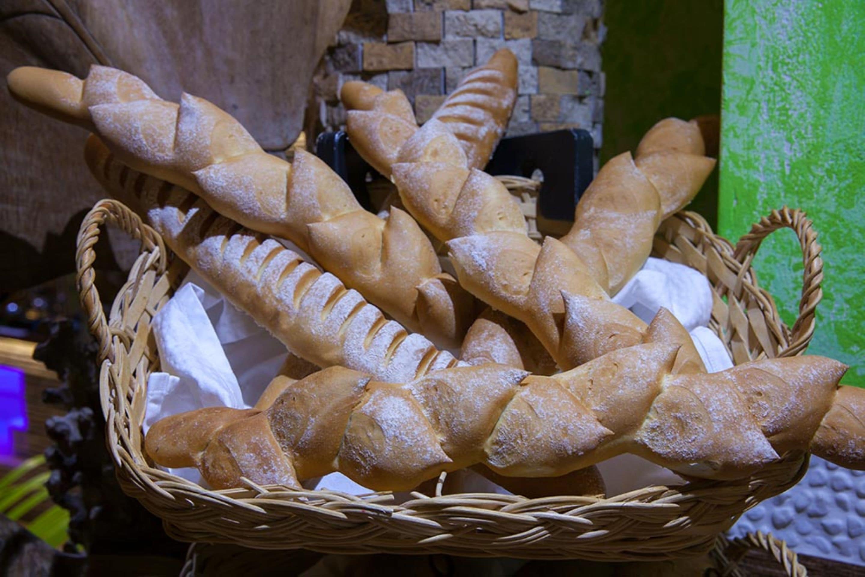 Ein Korb mit Baguettes.