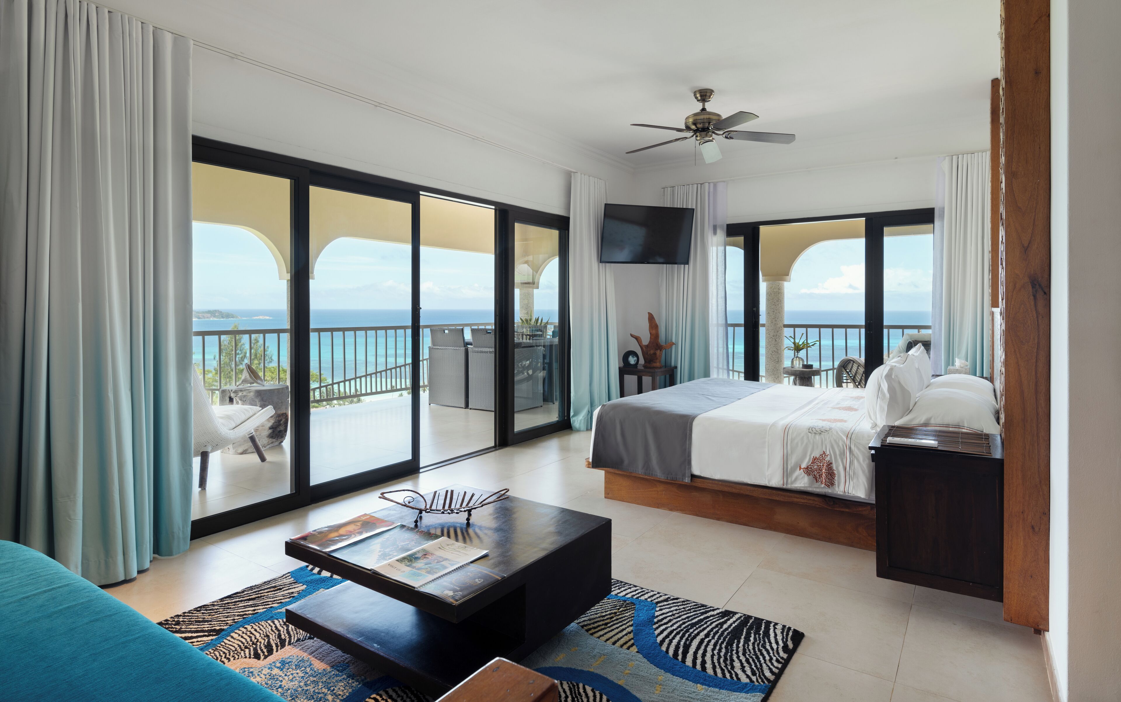 Villa 270 | Minibar, in-room safe, desk, iron/ironing board