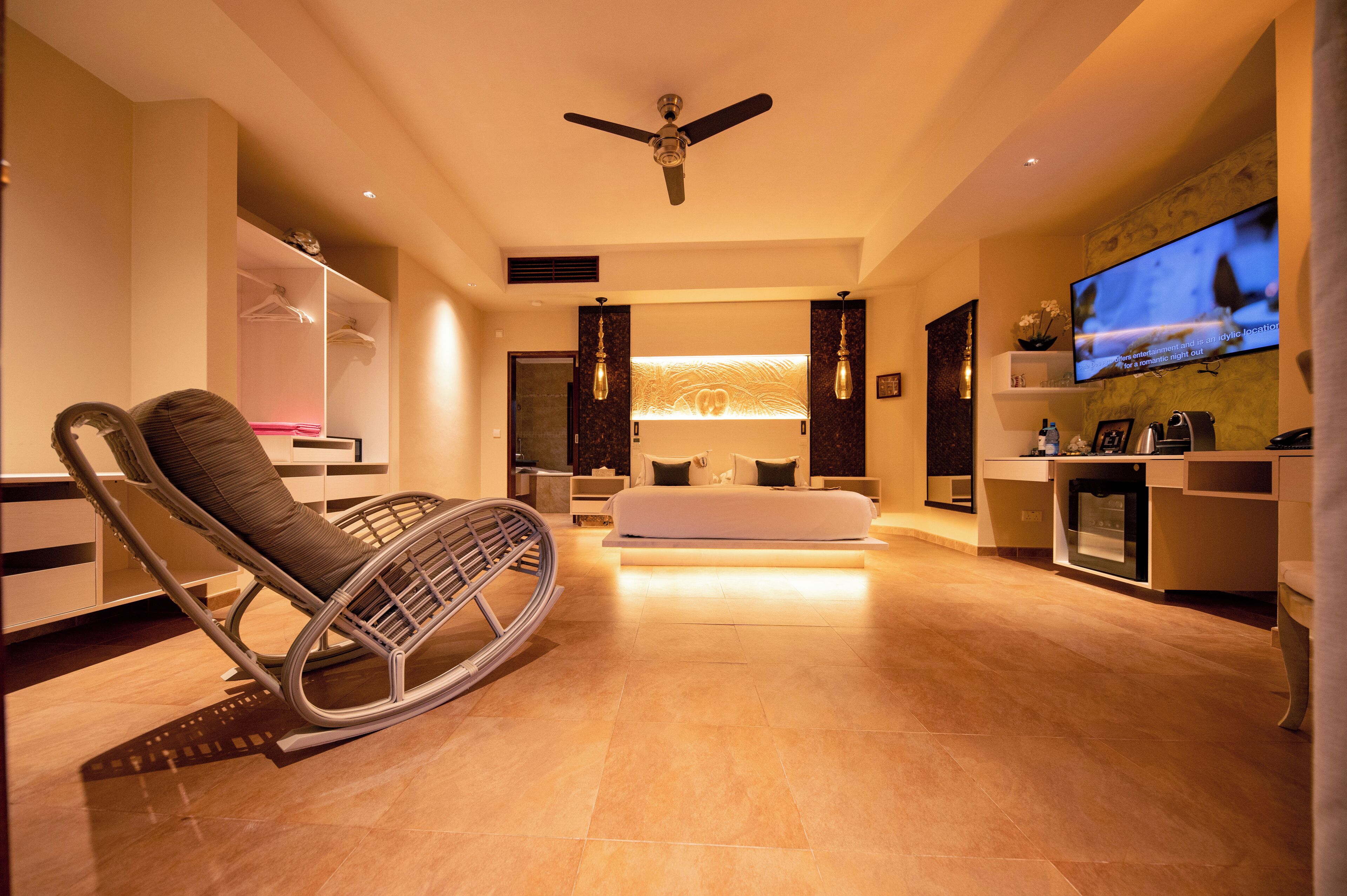 honeymoon suite | minibar, in-room safe, desk, iron/ironing board