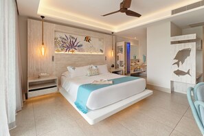 Ocean Room - Adults only | Minibar, brankas, meja kerja, dan setrika/meja setrika