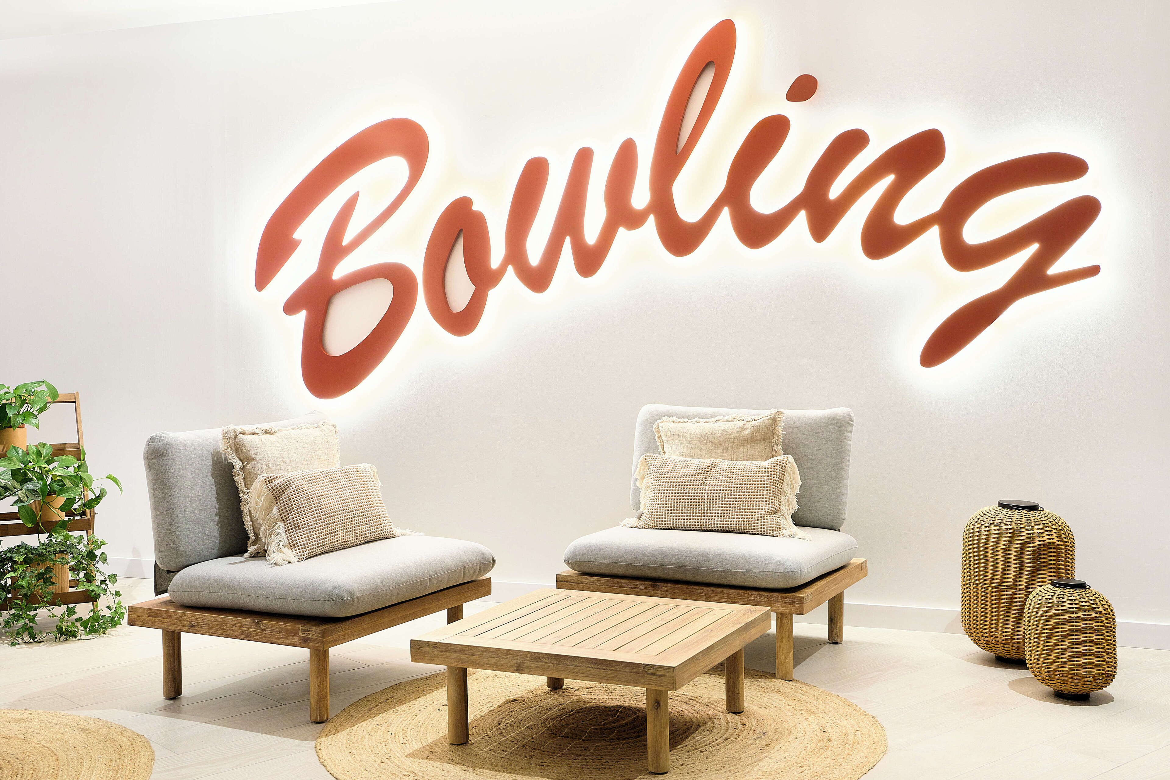 5 bars/lounges, tapas bar