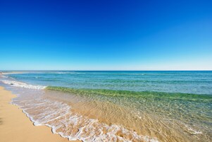 Sulla spiaggia, sabbia bianca, pallavolo