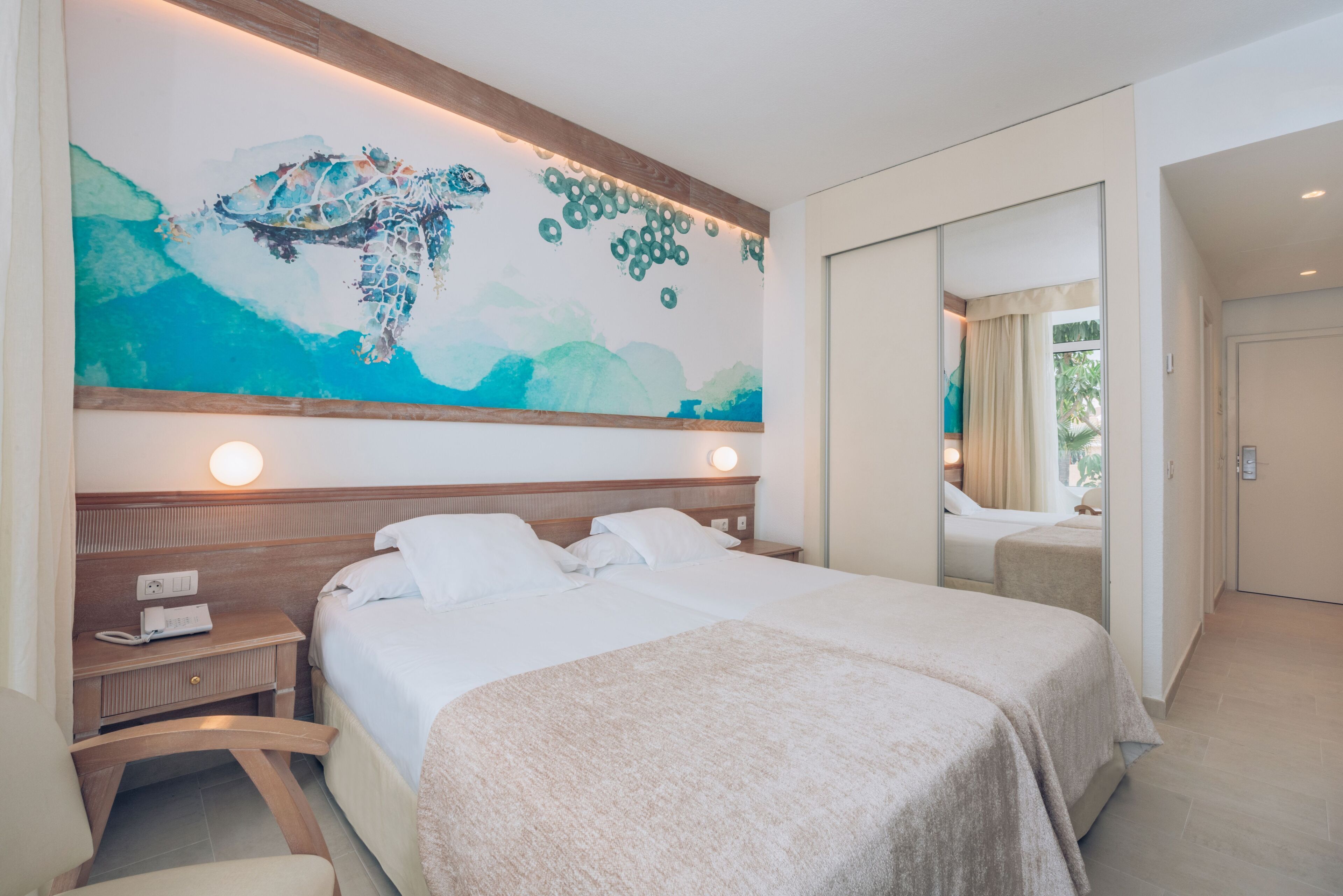 minibar, individually decorated, individually furnished, desk