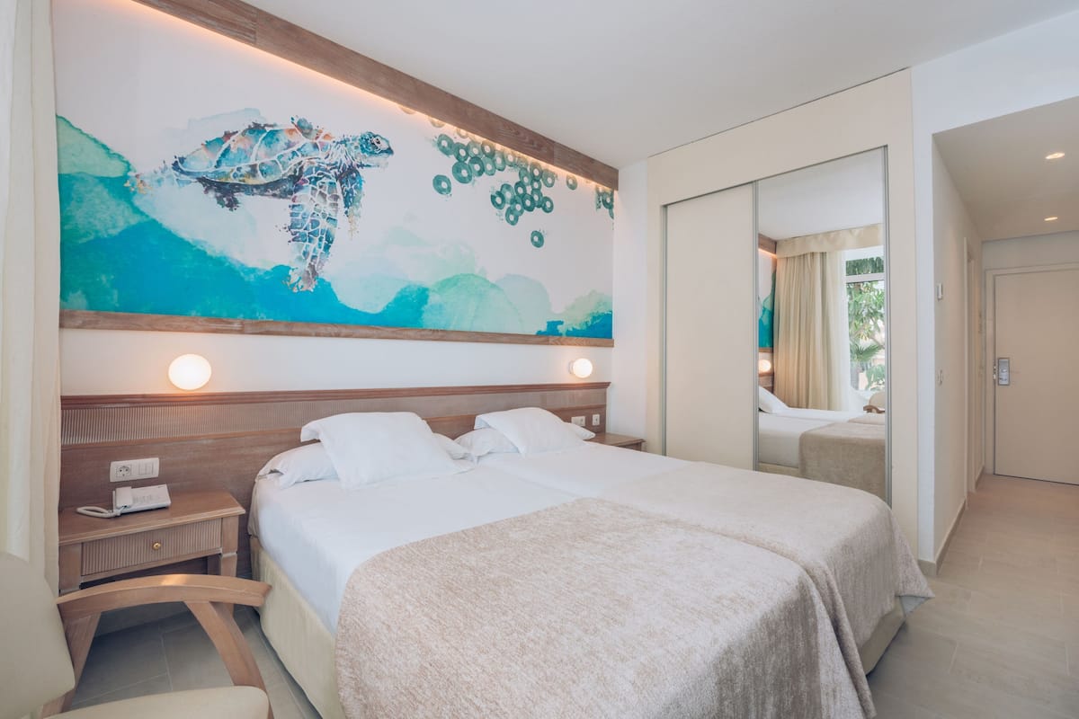 minibar, individually decorated, individually furnished, desk