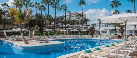 3 piscines extérieures, parasols de plage, chaises longues