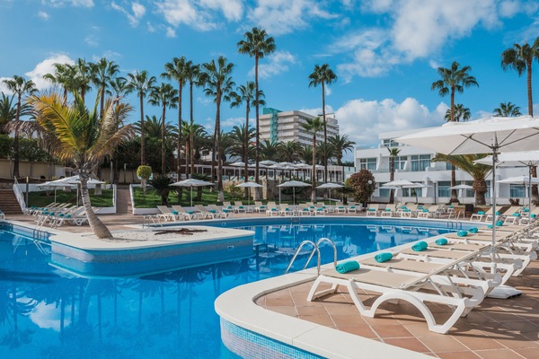 3 outdoor pools, pool umbrellas, sun loungers