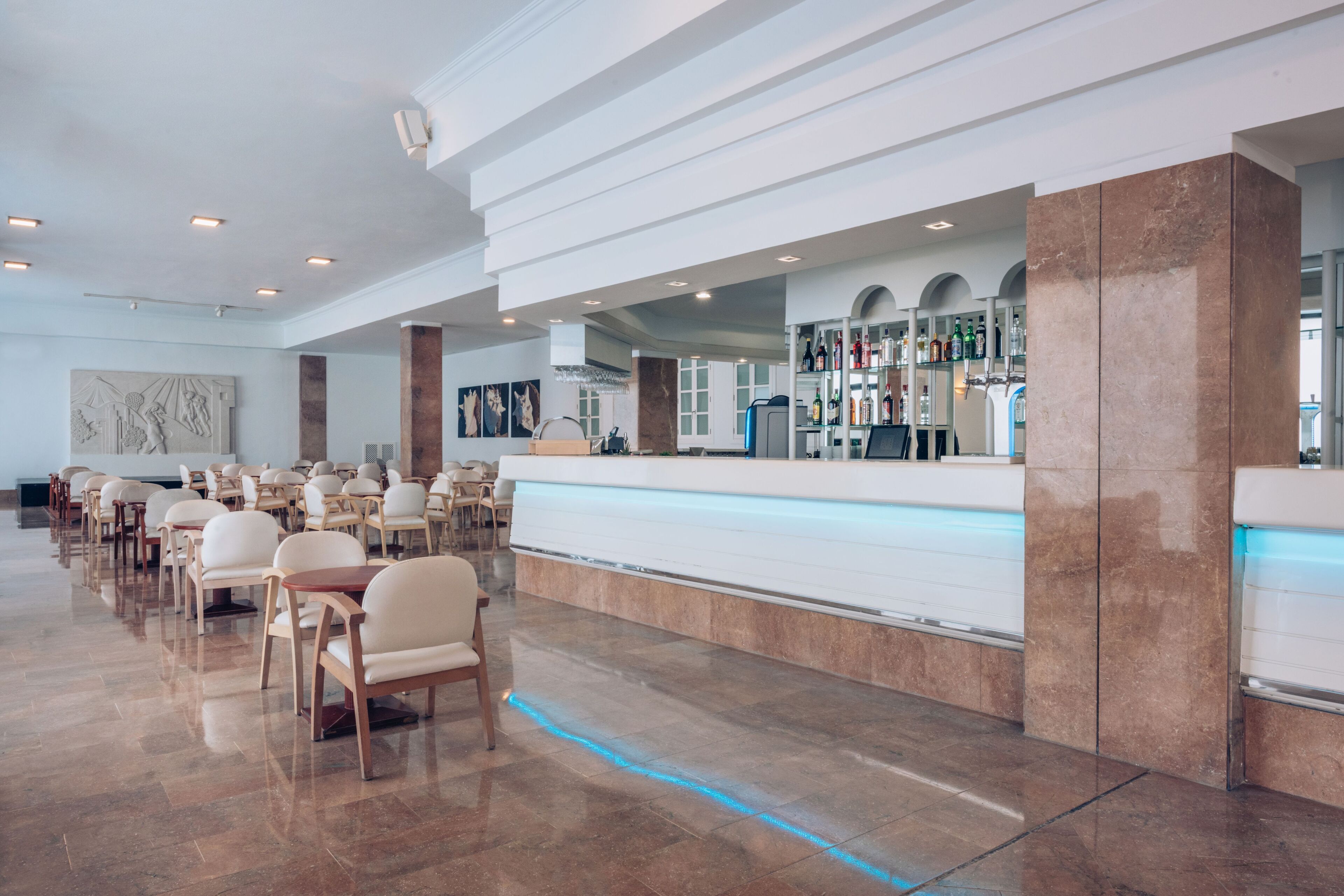 2 bars/lounges, poolside bar