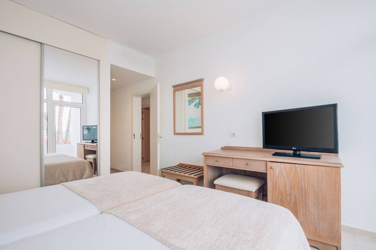 minibar, individually decorated, individually furnished, desk