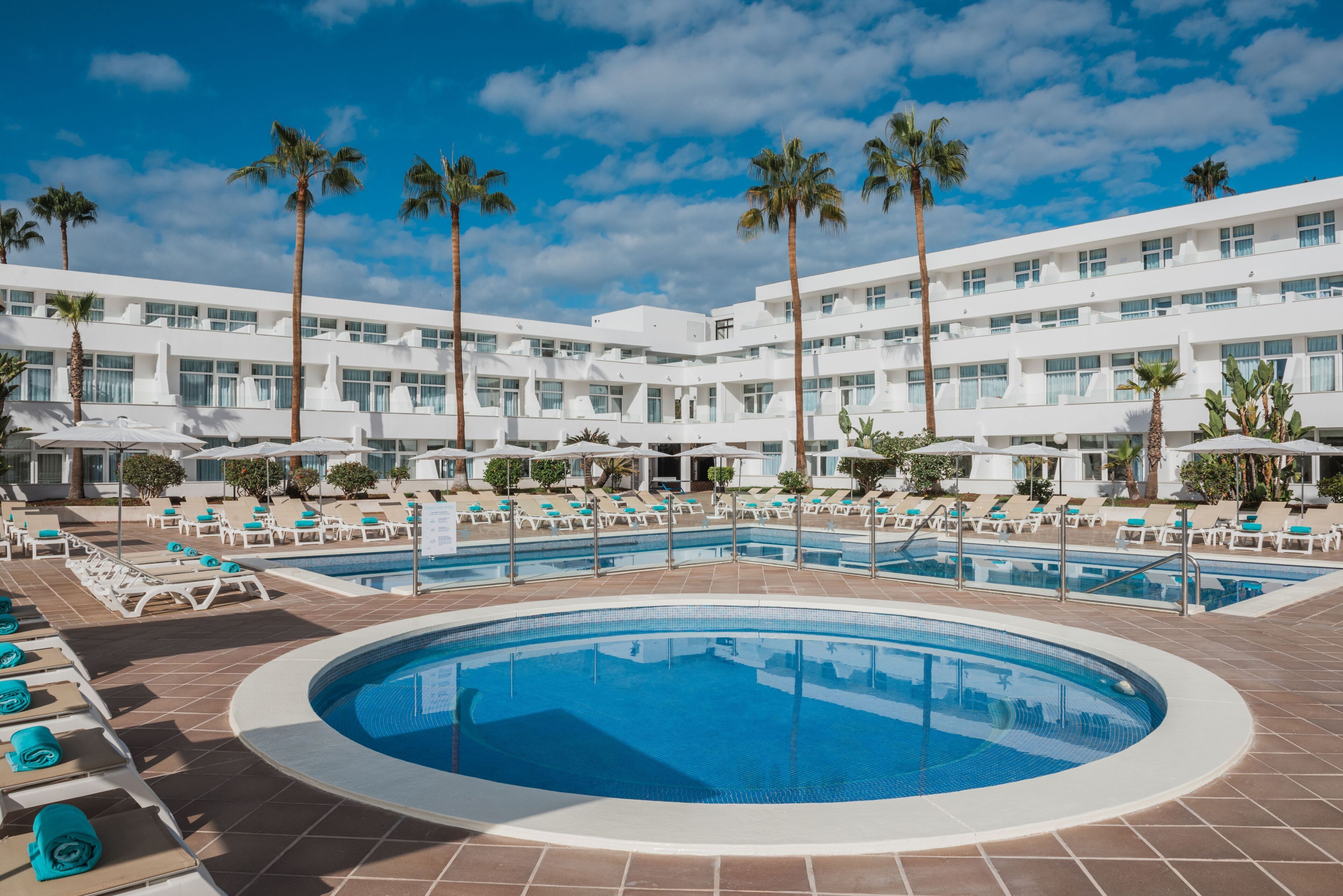 3 utendørsbassenger, bassengparasoller og solsenger