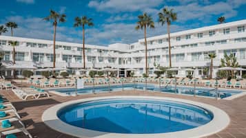 3 outdoor pools, pool umbrellas, sun loungers