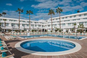 3 AuĂenpools, Sonnenschirme, LiegestĂŒhle