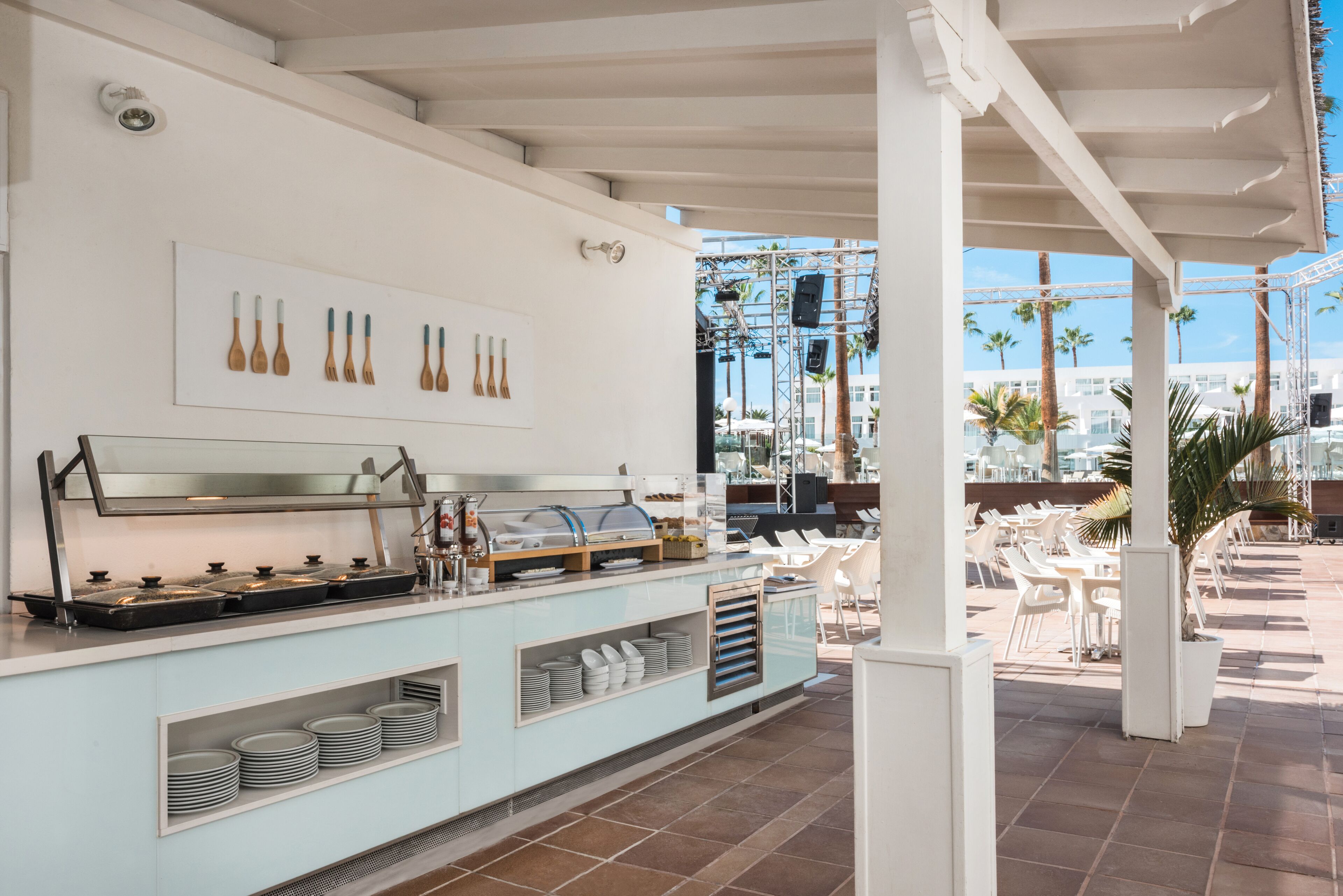 2 bars/lounges, poolside bar