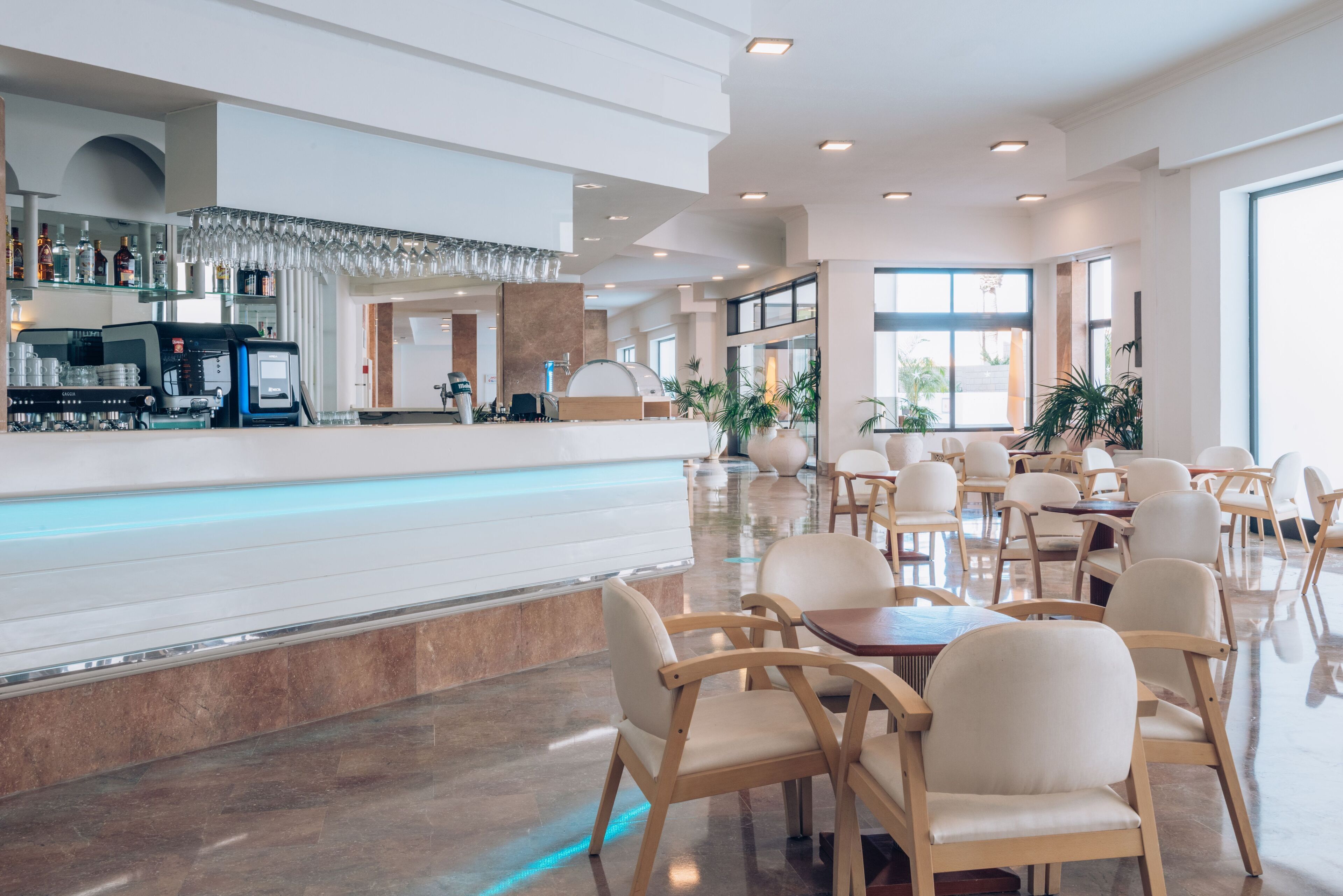 2 bars/lounges, poolside bar