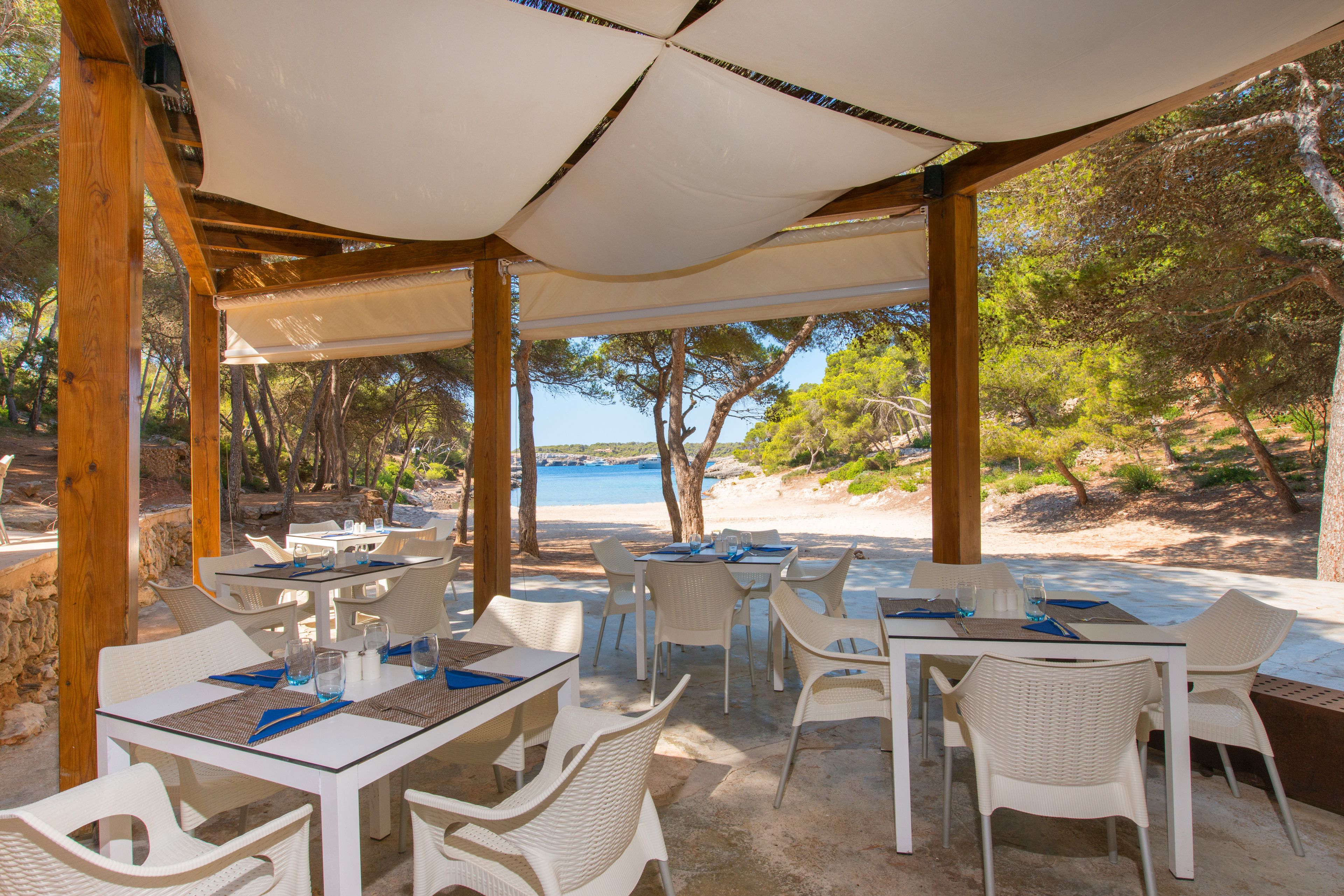 5 restaurants, breakfast, lunch served; local and international cuisine