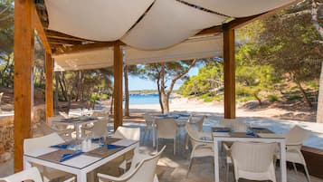 5 restaurants, breakfast, lunch served; local and international cuisine