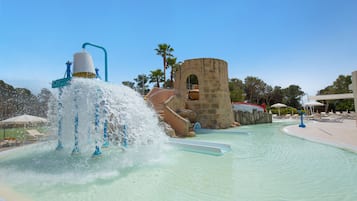 8 piscines extérieures, parasols de plage, chaises longues