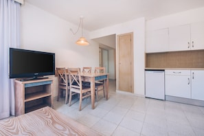 Appartement, 2 chambres, balcon | Coin séjour | Télévision à écran plat de 32 pouces avec chaßnes numériques, télévision